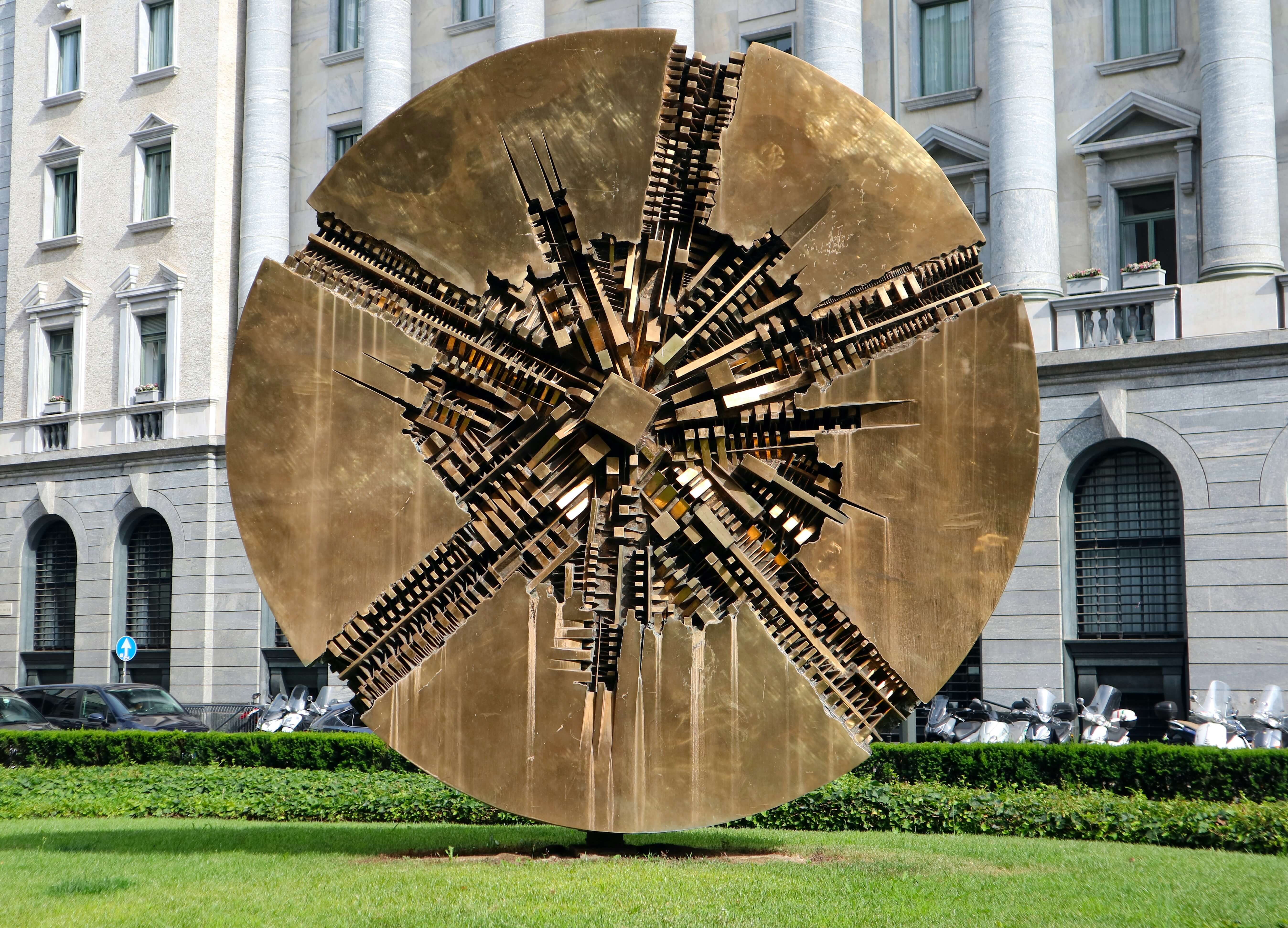 Gallery Space · галерея с мягким светом